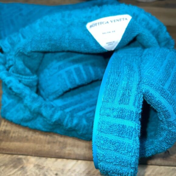 Bottega Veneta Sponge Slippers - Picture 11 of 11